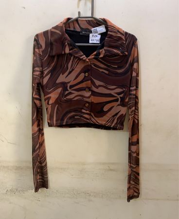 Pretty Little Thing Brauner Wirbelmuster-Mesh Langarmshirt
