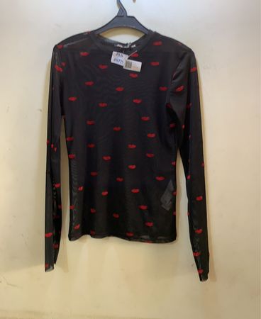 Stradivarius Schwarzes Mesh-Top mit rotem Lippen-Druck