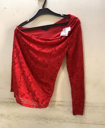 Rotes Spitzen-Oberteil mit schulterfreiem Design