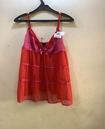 Roter Babydoll mit rosa Spitze