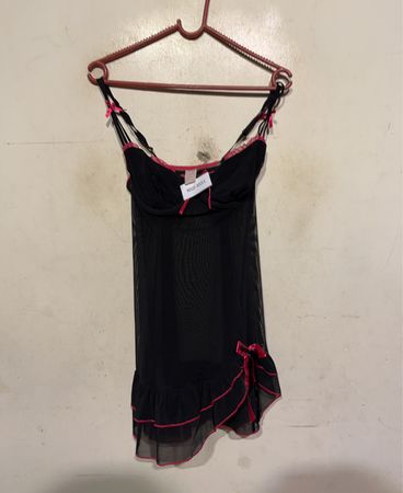 Schwarzes Babydoll mit rosa Besatz