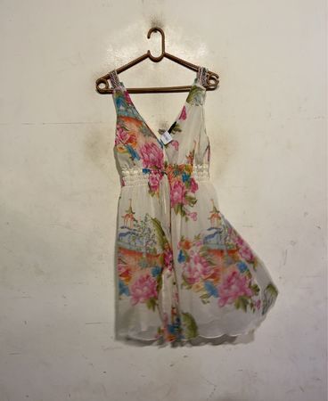 Junges Frauen Blumenmuster Kleid
