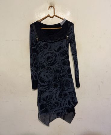 Schwarzes Kleid mit grauem Wirbelmuster und transparenter Säumung