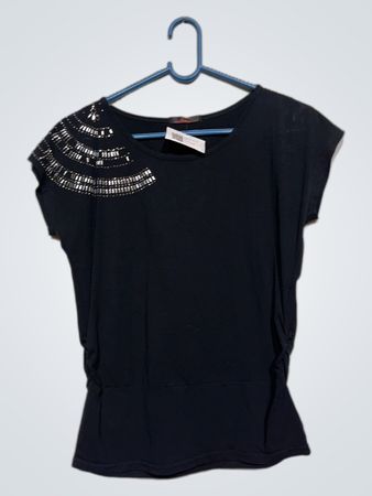 Schwarzes T-Shirt mit verzierten Schultern
