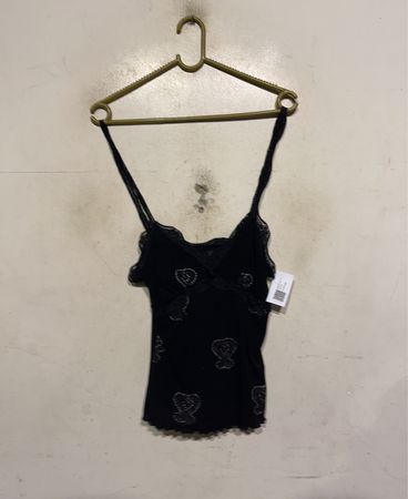 Schwarzes Top mit Herzmuster und Spitzenrand