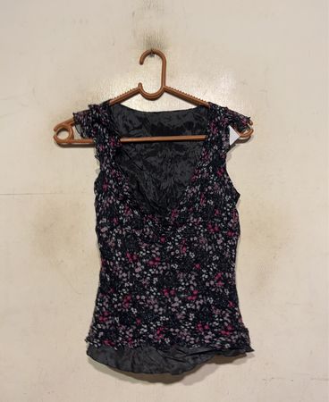 Schwarzes floral bedrucktes ärmelloses Top