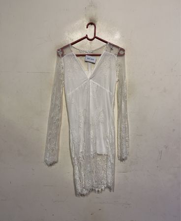 Weißes Spitzenkleid