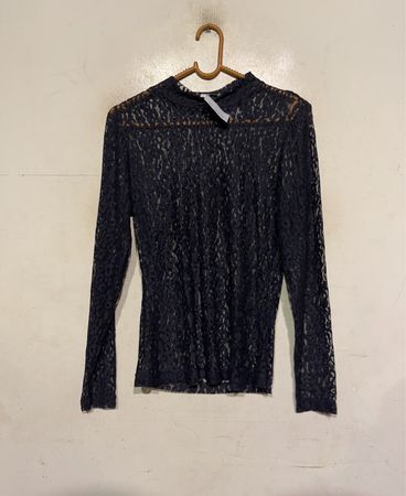 Schwarzes Spitzen-Top mit Mock Neck und langen Ärmeln
