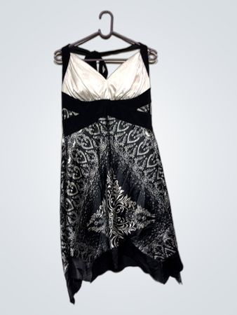 Schwarz-weißer gemusterter Halterneck-Kleid