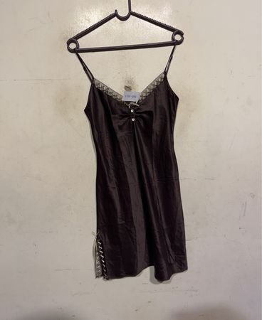 Braunes Satin-Nachtkleid mit Spitze.
