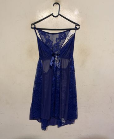Blaue Spitzen-Nachtwäsche