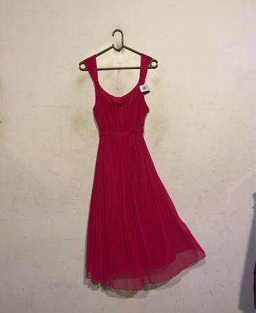 Rosa ärmelloses Kleid mit Bindegürtel