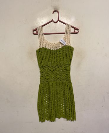 Grünes und cremefarbenes gehäkeltes Tanktop