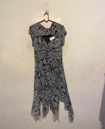 Schwarz-weißer Blumenprint-Kleid