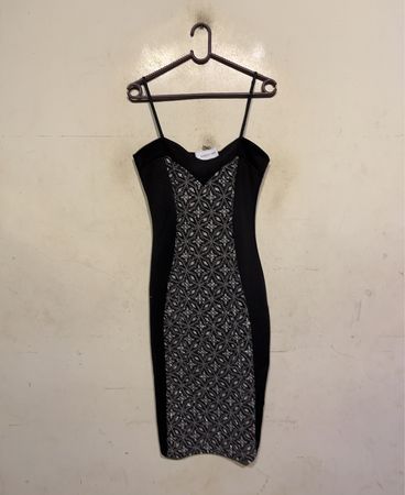 Schwarzes Kleid mit gemusterter Vorderseite