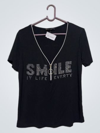 Schwarzes T-Shirt mit "SMILE IT LIFE EVERY" Strassgrafik und Reißverschlussdetail
