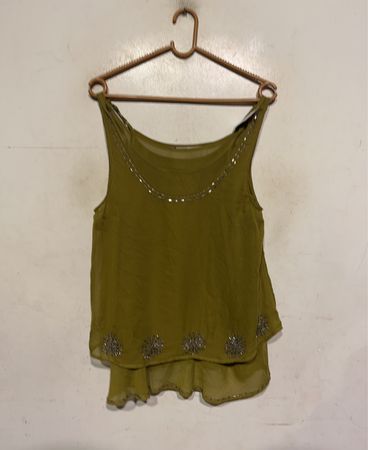 Olivegrünes, mit Perlen besetztes, geschichtetes Tanktop