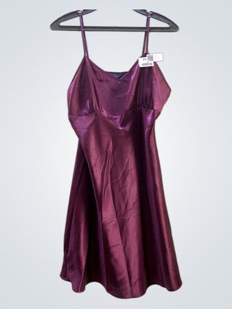 Lila Satin-Nachtkleid