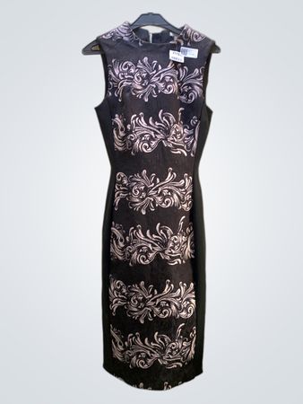 Schwarzes Kleid mit pinkem Muster