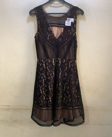 Schwarzes Spitzenkleid mit nude Unterlage