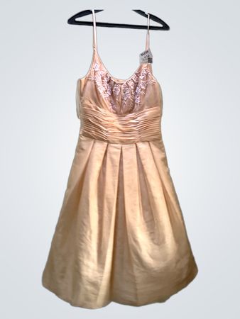 Pfirsichfarbenes Spaghettiträgerkleid mit floraler Stickerei