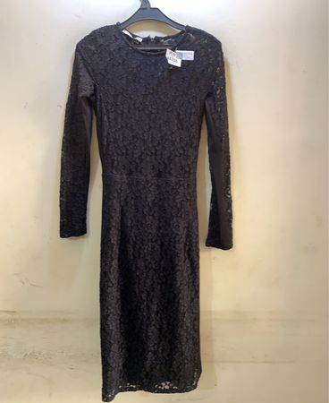 Schwarzes Spitzenkleid mit langen Ärmeln