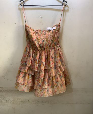 Blumig gerafftes, gestuftes Mini-Kleid