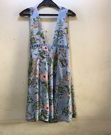 Hellblaues Floralprint-Kleid mit Gepardenakzenten