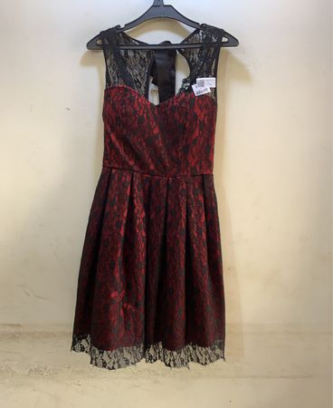 Rotes und schwarzes Spitzenkleid