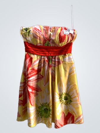 Trägerloses Blumendruckkleid mit rotem Gürtel