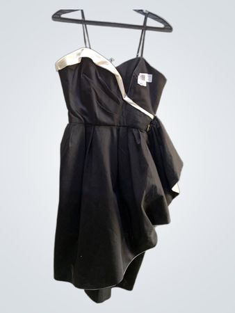 Schwarzes und weißes trägerloses Kleid mit asymmetrischem Rock
