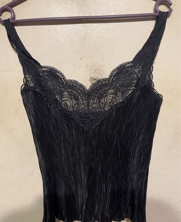 Schwarzes Spitzenborten-Camisole mit Falten