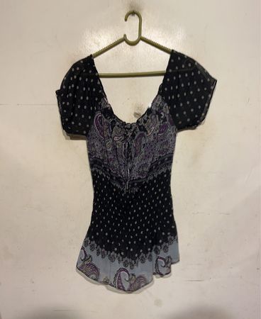 Schwarze und lila Paisley-Print-Bluse