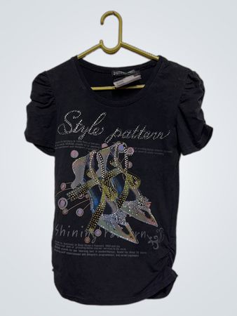 ESTELLA FASHION schwarzes T-Shirt mit Strasssteinen und Text