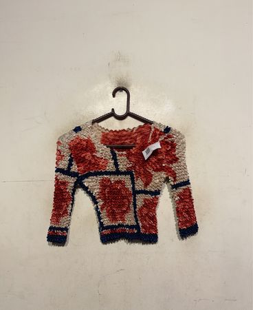 Langarmshirt mit rotem und blauem Blumenmuster