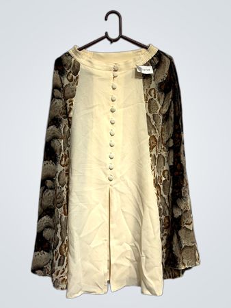 Cremefarbene Bluse mit Tiermusterärmeln und Knopfleiste