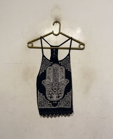Schwarzes Tanktop mit Hamsa-Druck