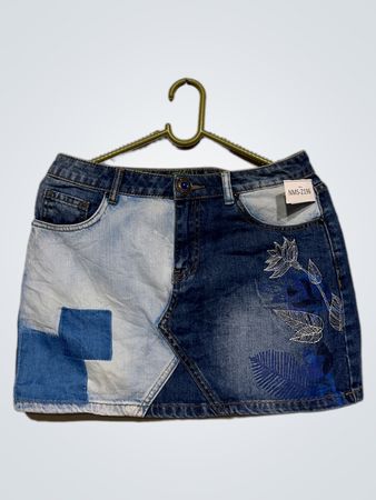 Denim-Patchwork-Minirock mit floralem Stickerei