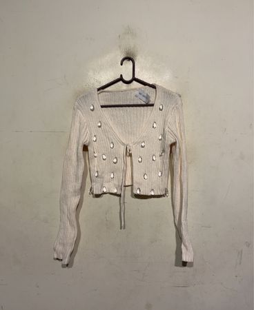 Cremfarbener Rippstrick-Cardigan mit Strasssteinen und Schleifenfront