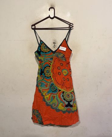 Orangenkleid mit buntem Muster