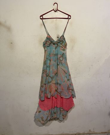 Blaues blumengemustertes gestuftes Kleid mit rosa Rüschensaum
