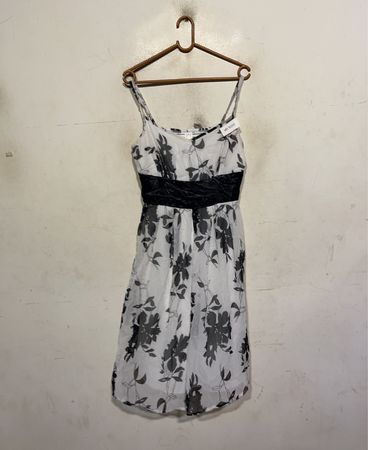 Weißes und schwarzes Blumenmusterkleid mit schwarzem Gürtel