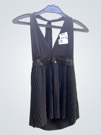 Schwarzes Trägershirt mit Pailletten und gefaltetem Rock