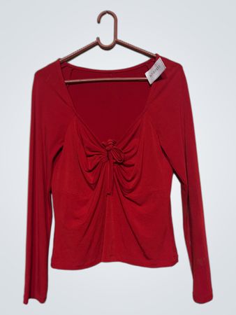 Rotes Langarm-Top mit Bindedetail