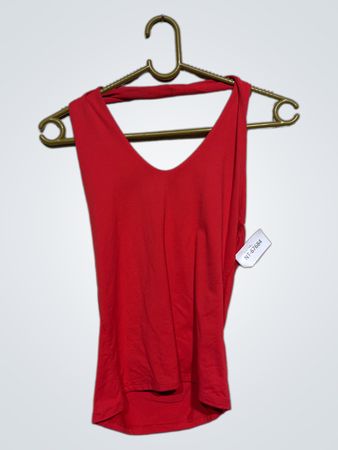Rotes Neckholder-Top mit dem Etikett NT-57684