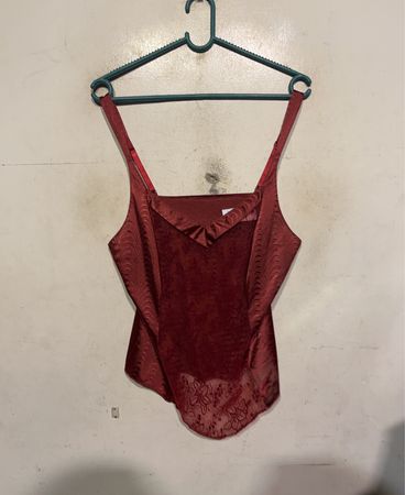 Rote Camisole mit floralem Spitzen-Detail
