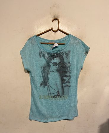 Hellblaues T-Shirt mit „Merry & Rich“ Grafik