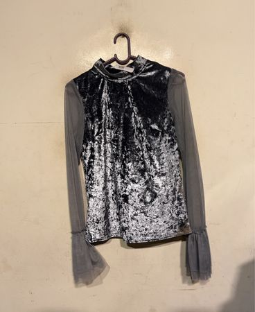 Samt- und Mesh-Mock-Neck-Top