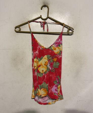 Rotes Blumenmuster-Haltertop