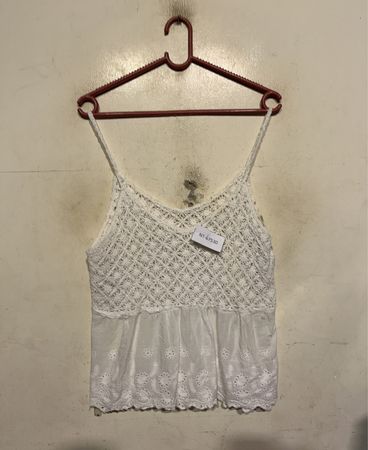 Weißes Häkel-Cami mit Lochmusterabschluss